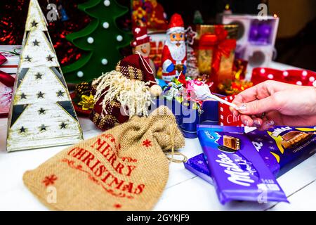BUCAREST, ROMANIA - Sep 01, 2021: I dolci sotto l'albero di Natale. Decorazioni di Natale concetto a Bucarest ,Romania, 2022 Foto Stock