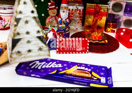 BUCAREST, ROMANIA - Sep 01, 2021: I dolci sotto l'albero di Natale. Decorazioni di Natale concetto a Bucarest ,Romania, 2022 Foto Stock