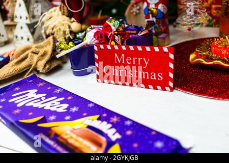 BUCAREST, ROMANIA - Sep 01, 2021: I dolci sotto l'albero di Natale. Decorazioni di Natale concetto a Bucarest ,Romania, 2022 Foto Stock