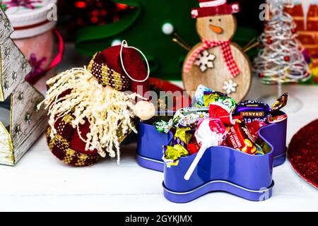 BUCAREST, ROMANIA - Sep 01, 2021: I dolci sotto l'albero di Natale. Decorazioni di Natale concetto a Bucarest ,Romania, 2022 Foto Stock