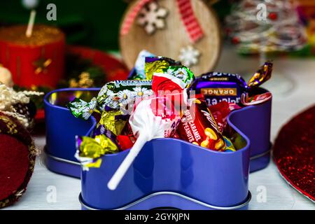 BUCAREST, ROMANIA - Sep 01, 2021: I dolci sotto l'albero di Natale. Decorazioni di Natale concetto a Bucarest ,Romania, 2022 Foto Stock