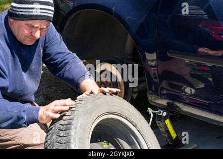 BUCAREST, ROMANIA - Sep 01, 2021: Il Closeup di cambio meccanico ruota su auto con utensile a mano in Romania, Bucarest, 2022 Foto Stock