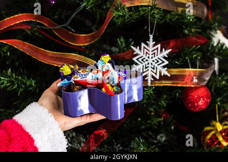 BUCAREST, ROMANIA - Sep 01, 2021: I dolci sotto l'albero di Natale. Decorazioni di Natale concetto a Bucarest ,Romania, 2022 Foto Stock