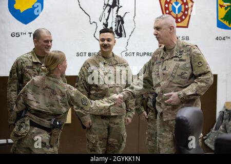 SGT. Amanda Ruprecht con la 108a Brigata di sostegno, Task Force Lincoln, Team Blackhawks, Illinois Army National Guard, riceve una moneta di eccellenza da Major. Gen. John P. Sullivan, comandante del 1° comando di sostegno al Teatro nell'area operativa del comando Centrale degli Stati Uniti, 21 gennaio 2020. I soldati del Team Blackhawks della Guardia Nazionale dell'esercito dell'Illinois stanno eseguendo il consiglio logistico, assistono e abilitano la missione sotto il 1° comando di sostegno del teatro che sostiene la forza operativa congiunta combinata — la determinazione inerente di operazione continuare a sviluppare la capacità di sostegno del Foto Stock