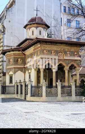 Bucarest, Romania, 27 marzo 2021: Edificio storico principale della Chiesa del Monastero di Stavropoleos (Biserica Stavropoleos) nel centro storico della città in un sunn Foto Stock