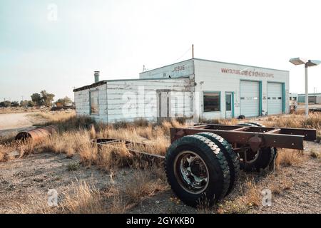 Jeffrey City, Wyoming - 5 agosto 2021: Stazione di servizio abbandonata con le vecchie pompe di gas nel vecchio centro di Jeffrey City Foto Stock