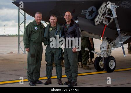 Scott M. Koltick, comandante del Marine Aircraft Group (MAG)11, terza Marine Aircraft Wing (MAW); Lt. Col Cedar L. Hinton, comandante del Marine Wing Fighter Attack Squadron (VMFA) 314, 3° MAW; e Gen. Kevin M. Iiams, comandante generale del 3° MAW; Posa dopo un atterraggio di successo del primo F-35C Lightning II di VMFA-314 sulla base aerea del corpo dei Marine Miramar, California, 21 gennaio 2020. La F-35C offrirà al terzo MAW un vantaggio tecnologico portando la prossima ondata di jet da caccia di quinta generazione nel suo arsenale. Il F-35C rappresenta la fase successiva in AV Foto Stock