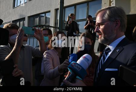 Brno, Repubblica Ceca. 08 ottobre 2021. Il presidente del partito politico ceco ODS Petr Fiala della coalizione di Spolu (insieme) parla con il giornalista durante le elezioni alla Camera dei deputati del Parlamento della Repubblica ceca, a Brno, Repubblica ceca, l'8 ottobre 2021. Credit: Igor Zehl/CTK Photo/Alamy Live News Foto Stock