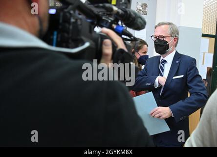 Brno, Repubblica Ceca. 08 ottobre 2021. Il presidente del partito politico ceco ODS Petr Fiala di Spolu (insieme), si pronuncia durante le elezioni alla Camera dei deputati del Parlamento della Repubblica ceca, a Brno, Repubblica ceca, l'8 ottobre 2021. Credit: Igor Zehl/CTK Photo/Alamy Live News Foto Stock