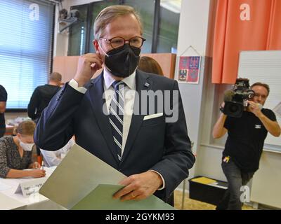 Brno, Repubblica Ceca. 08 ottobre 2021. Il presidente del partito politico ceco ODS Petr Fiala di Spolu (insieme), si pronuncia durante le elezioni alla Camera dei deputati del Parlamento della Repubblica ceca, a Brno, Repubblica ceca, l'8 ottobre 2021. Credit: Igor Zehl/CTK Photo/Alamy Live News Foto Stock