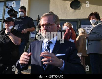 Brno, Repubblica Ceca. 08 ottobre 2021. Il presidente del partito politico ceco ODS Petr Fiala della coalizione di Spolu (insieme) parla con il giornalista durante le elezioni alla Camera dei deputati del Parlamento della Repubblica ceca, a Brno, Repubblica ceca, l'8 ottobre 2021. Credit: Igor Zehl/CTK Photo/Alamy Live News Foto Stock