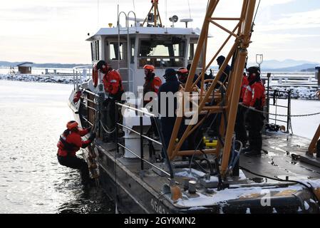 Gli equipaggi di salvataggio della Guardia Costiera conducono l'addestramento di salvataggio del ghiaccio il 21 gennaio 2020 alla stazione della Guardia Costiera di Burlington a Burlington, Vermont. Gli equipaggi di soccorso della stazione di Burlington e vari frese per ghiaccio First District lavorano insieme per eseguire tecniche di salvataggio a bordo della nave. (STATI UNITI Foto della Guardia Costiera di Petty ufficiale terza classe Ryan L. Noel) Foto Stock