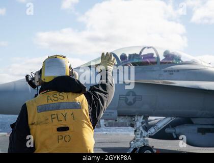 OCEANO ATLANTICO (Gen. 22, 2020) Un Sailor assegnato a USS Gerald R. Ford's (CVN 78) reparto aereo segnala un F/A-18F Super Hornet, assegnato a Air Test and Evaluation Squadron (VX) 23, sul ponte di volo di Ford. Ford sta attualmente conducendo il test di compatibilità degli aeromobili per testare ulteriormente il suo sistema di lancio degli aeromobili elettromagnetici (EMALS) e l'Advanced Arresting Gear (AAG). (STATI UNITI Foto Navy di Mass Communication Specialist terza classe Zachary Melvin) Foto Stock