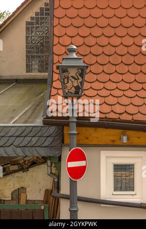 Lampada di strada nella storica città vecchia di Kronberg im Taunus, Germania Foto Stock