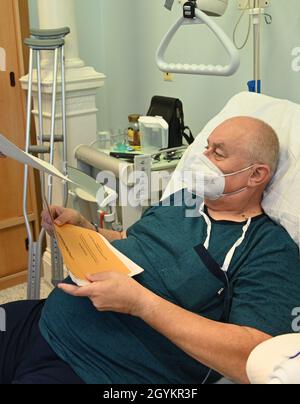 Brno, Repubblica Ceca. 08 ottobre 2021. Paziente dell'ospedale di st. Anna lancia un voto durante le elezioni alla Camera dei deputati del Parlamento della Repubblica Ceca, a Brno, Repubblica Ceca, l'8 ottobre 2021. Credit: Igor Zehl/CTK Photo/Alamy Live News Foto Stock