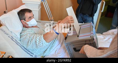 Brno, Repubblica Ceca. 08 ottobre 2021. Paziente dell'ospedale di st. Anna lancia un voto durante le elezioni alla Camera dei deputati del Parlamento della Repubblica Ceca, a Brno, Repubblica Ceca, l'8 ottobre 2021. Credit: Igor Zehl/CTK Photo/Alamy Live News Foto Stock