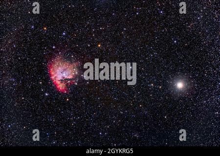 Questa è la nebulosa a emissione abbastanza luminosa NGC 281 in Cassiopeia vicino alla stella Alpha Cassiopeae, o Schedir, a destra. NGC 281 è anche noto come P. Foto Stock