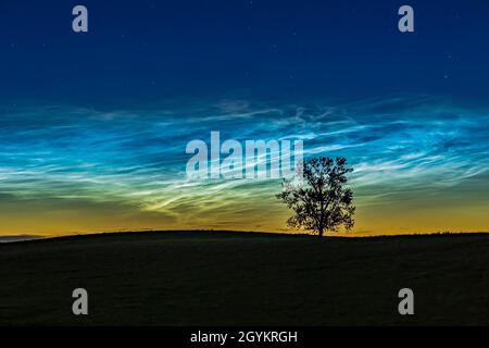 Una singola immagine della sezione più luminosa della massiccia "grande esposizione" di nubi noctilucent al tramonto il 16 giugno 2021 da 'One Tree Hill' (il mio nome fo Foto Stock
