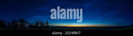 Un panorama a 180° della massiccia esposizione di nubi noctilucent all'alba del 17 giugno 2021 da casa nel sud dell'Alberta. Questo display era luminoso ed esten Foto Stock