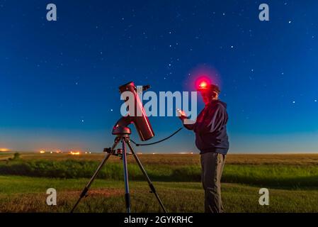 Un selfie che utilizza il telescopio Orion StarSeeker IV GoTo (il modello Newtoniano da 130mm) nel cortile posteriore di una notte di Luna luminosa, il 5 agosto 2020. Sto usando t Foto Stock