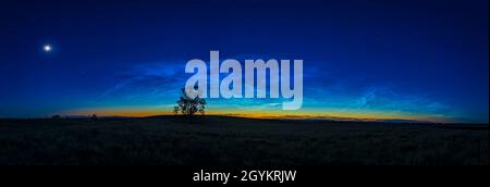 Un ampio panorama a 90° della massiccia "grande esposizione" di nuvole noctillucide al tramonto il 16 giugno 2021 da "One Tree Hill" (il mio nome per esso!) vicino a casa in Foto Stock