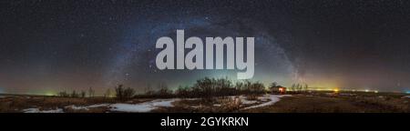 Un panorama a 360° di tutto il cielo di fine inverno/inizio primavera dalle latitudini settentrionali, con la Via Lattea d'inverno che si estende attraverso il cielo, da sud (A. Foto Stock