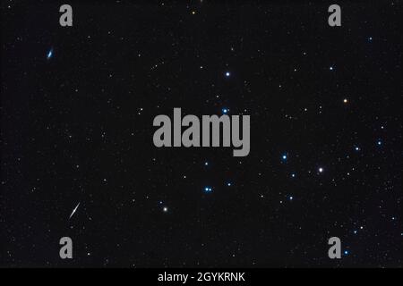 Il grande gruppo di stelle in Coma Berenices noto ufficialmente come Melotte 111, a destra, con due delle galassie più importanti in Coma a sinistra: NGC 4559 Foto Stock