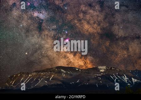 Un 'paesaggio' della ricca regione centrale galattica della Via Lattea, qui brilla su Sofa Mountain nel Parco Nazionale dei Laghi di Waterton, Alberta presto Foto Stock