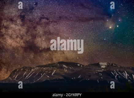 La regione di Scorpius e Ofiuchus piena di nebulose scure polverose e colorate nebulose a riflessione, qui in un 'paesaggio' sopra il Monte divano a Wate Foto Stock