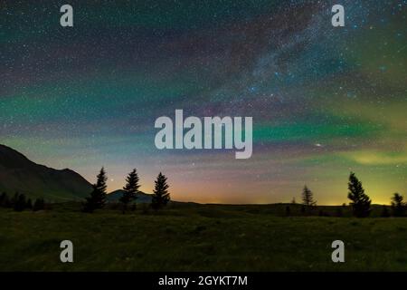 Bande di verde illuminano il cielo settentrionale attraverso la zona di Cassiopeia e Perseo, in una notte di giugno. Questo era dalla strada del Red Rock Canyon a Waterton Foto Stock