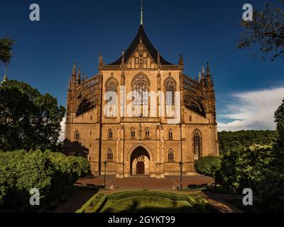 Cattedrale di San Barbora la sera con le ultime luci dal sole. Bellissimo tramonto con atmosfera tranquilla sul luogo religioso. Foto Stock