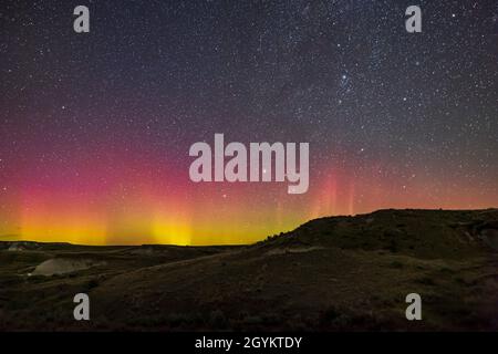 una tenue aurora rossa e verde dal Dinosaur Provincial Park, Alberta, il 29/30 agosto 2021. Ci sono state aspettative di un display più grande questa notte, ma Foto Stock