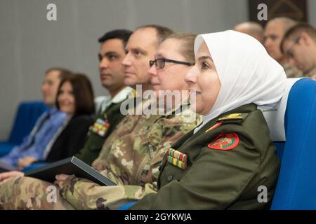 Membri che rappresentano l'esercito arabo di Giordania, l'esercito degli Stati Uniti, il corpo marino degli Stati Uniti, l'aeronautica degli Stati Uniti, l'ambasciata degli Stati Uniti, Canadian Armed Forces e Jordan Directors of Military Women’s Affairs ascoltano i relatori durante un gruppo di lavoro sull’integrazione di genere, ospitato dal Civil Liaison Team-Jordan, Civil Affairs Support Detachment-U.S. Army Central, 23 gennaio 2020 presso il Joint Training Center-Jordan. La Giordania non è solo uno degli alleati più vicini degli Stati Uniti nella regione, ma nel mondo intero. Questo non cambierà. (STATI UNITI Foto dell'esercito di Sgt. Prima classe Shaiyla B. Hakeem) Foto Stock