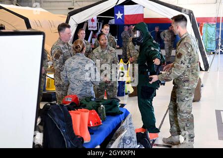 I membri del 149th Fighter Wing's Fatality Search and Recovery Team dimostrano le loro capacità di risposta alle emergenze al Gen. Brad Webb, comandante del comando di formazione e addestramento aereo e al Master Sgt capo. Jill Victor, il primo sergeant functional dell’AETC, gennaio 24, presso la Joint base di San Antonio-Lackland, Texas. Il 149° FSRT fa parte della 6th CERFP Task Force della Guardia Nazionale del Texas, che include anche il 149° distaccamento del Medical Group 1. Questa task force comprende sia i difensori aerei che i difensori nazionali dell'esercito che possono essere chiamati ad assistere i soccorritori all'interno della regione FEMA 6 — Texas, Foto Stock