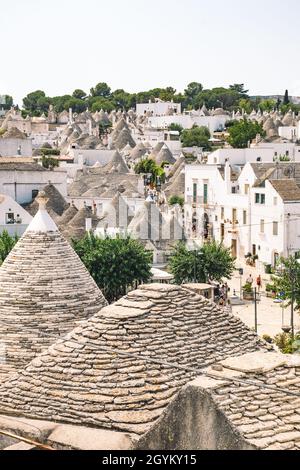 Vista panoramica dei bellissimi Trulli, tradizionale capanna pugliese in pietra a secco vecchie case con tetto conico in Alberobello, Puglia, Italia, verticale Foto Stock