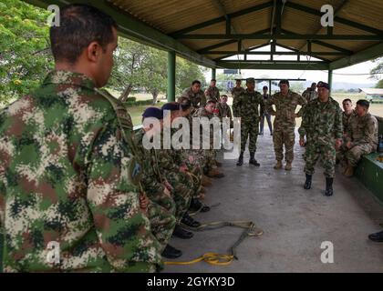 I paracadutisti statunitensi della 82a Divisione Airborne e i soldati colombiani del 2° Battaglione delle forze speciali si allenano insieme durante un esercizio di forza dinamica il 24 gennaio 2020 a Tolemaida, Colombia. Foto Stock