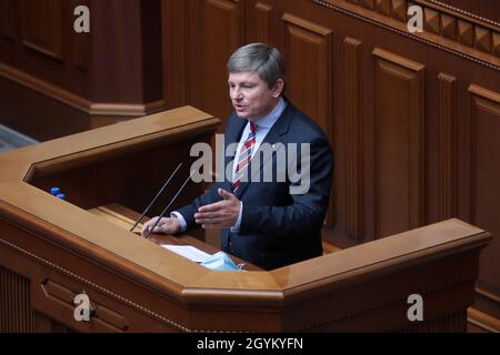 Kiev, Ucraina. 08 ottobre 2021. KIEV, UCRAINA - 08 OTTOBRE 2021 - il deputato Artur Herasimov parla dal rostum durante la seduta parlamentare, Kiev, capitale dell'Ucraina Credit: Ukrinform/Alamy Live News Foto Stock