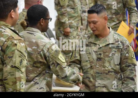 SPC. Wyjan B. Castillo, 77° brigata di sostegno, laureò il Basic leader Course (BLC) a Camp Buehring, Kuwait, 24 gennaio 2019. BLC è il primo corso del sistema di istruzione degli ufficiali non commissionato dell'esercito degli Stati Uniti. (STATI UNITI Foto della riserva dell'esercito di Sgt. Anthony Steglik) Foto Stock