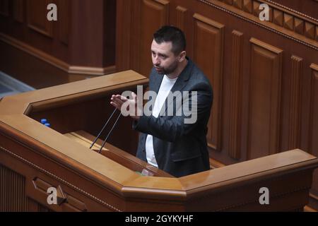 Kiev, Ucraina. 08 ottobre 2021. KIEV, UCRAINA - 08 OTTOBRE 2021 - il deputato Davyd Arakhamiya parla dal rostro durante la seduta parlamentare, Kiev, capitale dell'Ucraina Credit: Ukrinform/Alamy Live News Foto Stock