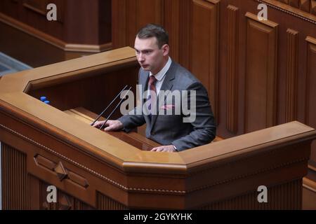 Kiev, Ucraina. 08 ottobre 2021. KIEV, UCRAINA - 08 OTTOBRE 2021 - il deputato Yaroslav Zhelezniak parla dal rostro durante la seduta parlamentare, Kiev, capitale dell'Ucraina Credit: Ukrinform/Alamy Live News Foto Stock