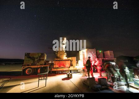 I membri di Charlie Battery, 2° Battaglione, 44° reggimento di artiglieria per la difesa aerea, iniziano a disimballare le munizioni durante i test notturni di C-RAM su Fort Sill, Okla, 24 gennaio 2020. Secondo Battaglione, 44° reggimento di artiglieria Air Defense, viaggiò da Fort Campbell, Ky., per essere testato. Foto Stock