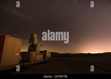 Un contro razzo, artiglieria, e mortaio sistema è posizionato e pronto a impegnarsi il suo obiettivo durante C-RAM test notturni su Fort Sill, Okla., 24 gennaio 2020. Charlie Battery, 2nd Battaglione, 44th Air Defense artiglieria Reggimento, presidiato questa pistola. Foto Stock