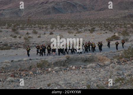 I Troopers di Blackhorse entranti dell'11° Armored Cavalry Regiment fanno il trivello di recupero dopo essere tornati dalla patch di Blackhorse durante il loro addestramento Sabre questa mattina al campo di Fritz a Fort Irwin, Calif., 23 gennaio 2020. I Troopers hanno partecipato a un rapporto post-azione dopo il drill. (STATI UNITI Esercito foto di PV2 Sayvon Johnson) Foto Stock