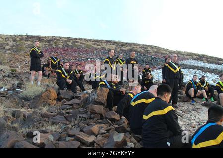 I Troopers entranti del cavallo nero dell'11° reggimento di cavalleria armorata siedono sotto la patch del cavallo nero durante il loro addestramento di Sabre questa mattina a Fort Irwin, Calif., 23 gennaio 2020. I Troopers imparano come è stata creata la patch di Blackhorse mentre catturano il loro respiro. (STATI UNITI Esercito foto di PV2 Sayvon Johnson) Foto Stock