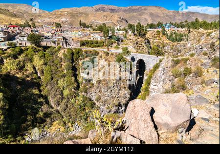 Il ponte Inca attraversa il fiume Colca a Chivay, in Perù Foto Stock