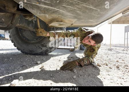 Senior Airman Jeffrey Cleveland, un operatore di veicoli con il 379° Squadrone Expeditionary Logistics Readiness, esegue controlli su un carrello elevatore 10K all-Terrain alla base aerea di al Udeid, Qatar il 24 gennaio 2020. L'ELRS 379 utilizza i carrelli elevatori per supportare le operazioni di carico e costruzione in AUAB. (STATI UNITI Air Force foto di Tech. SGT. John Wilkes) Foto Stock