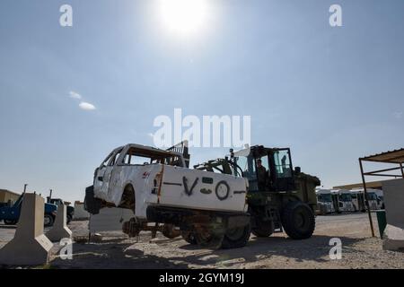 Senior Airman Jeffrey Cleveland, un operatore di veicoli con il 379esimo Squadrone Expeditionary Logistics Readiness, utilizza un carrello elevatore 10K All-Terrain per spostare un veicolo durante uno scenario di addestramento alla base aerea di al Udeid, Qatar il 24 gennaio 2020. L'ELRS 379 utilizza carrelli elevatori per supportare le operazioni di carico e costruzione in AUAB. (STATI UNITI Air Force foto di Tech. SGT. John Wilkes) Foto Stock