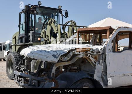 Senior Airman Jeffrey Cleveland, un operatore di veicoli con il 379esimo Squadrone Expeditionary Logistics Readiness, utilizza un carrello elevatore 10K All-Terrain per spostare un veicolo durante uno scenario di addestramento alla base aerea di al Udeid, Qatar il 24 gennaio 2020. L'ELRS 379 utilizza carrelli elevatori per supportare le operazioni di carico e costruzione in AUAB. (STATI UNITI Air Force foto di Tech. SGT. John Wilkes) Foto Stock