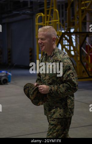 Rock Jr., comandante Generale della terza Brigata di spedizione Marina, incontra Marines con Marine Medium Tiltrotor Squadron 265 (rinforzato), 1a Ala di aerei marini attualmente assegnata alla 31esima unità di spedizione Marina, durante l'esercitazione Forest Light Western Army a Camp Takayubaru, Kumamoto, Giappone, gennaio 18, 2020. Rock, un aviatore Navale MV-22B Osprey, ha visitato il distacco dello squadrone mentre i Marines stanno sostenendo l'esercizio bilaterale USA-giapponese. Il 31esimo MEU, l'unico MEU a dispiegamento continuo del corpo marino, fornisce una forza flessibile e letale r Foto Stock