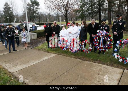 ANTHONY Harris, cappellano, 307th Medical Brigade, FORNISCE la preghiera di apertura durante una cerimonia di posa della corona in onore dell'ex presidente William McKinley, 25 gennaio 2020, a Canton, Ohio. Durante la cerimonia presso la biblioteca presidenziale e il museo McKinley, vengono collocate otto corone, ognuna delle quali celebra una parte separata della sua vita e del suo servizio. Le corone sono poste per conto dei re-enactors della Guerra civile, Masons di McKinley Lodge 431, Department of Ohio Army & Navy Union Ladies Auxiliary, Department of Ohio Army & Navy Union, City of Canton, state of Ohio, United States Congress AN Foto Stock